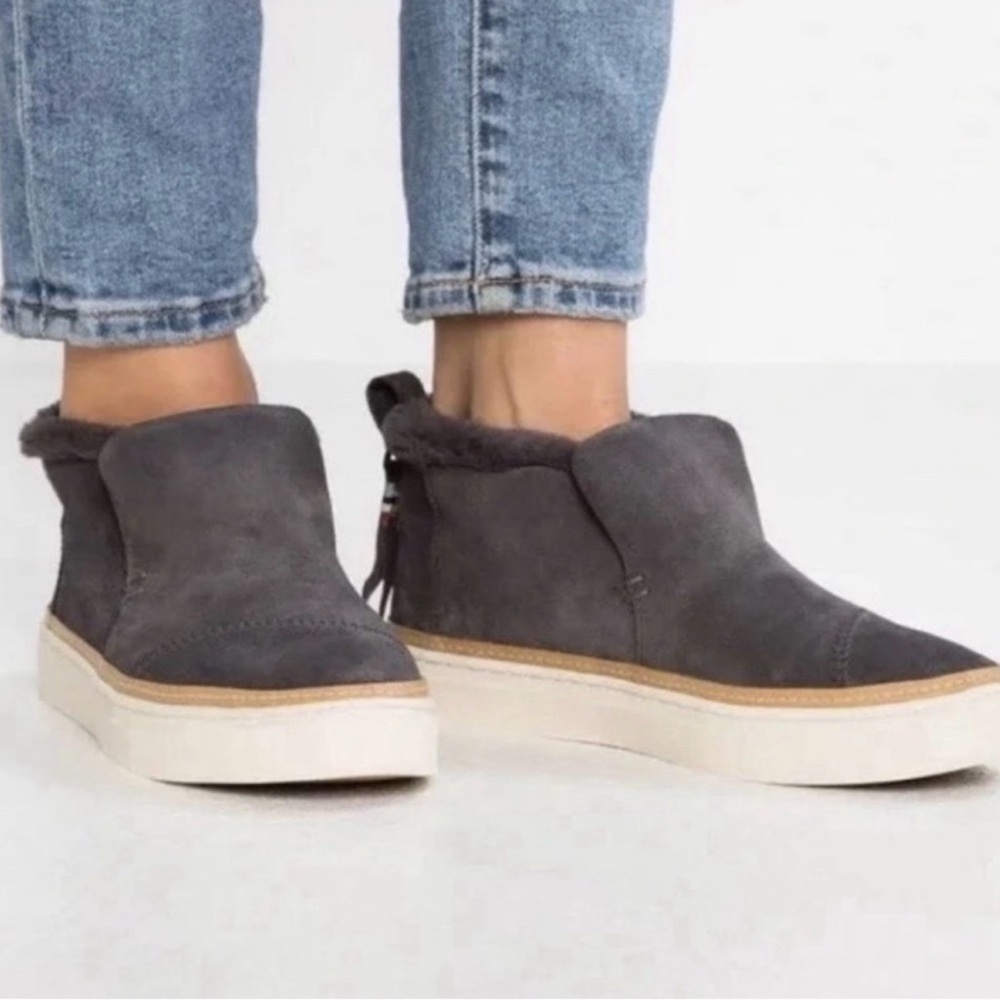 Tom’s NWOB Paxton Slip On Faux Fur Zippered Back size 7 Charcoal Gray Suede